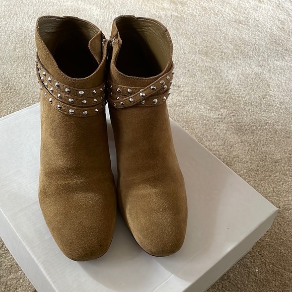 Booties suede camel color studded ankle high sz 7.5 - Picture 3 of 8